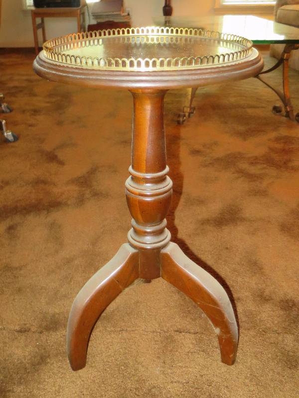 lot 17 image: Antique Side Table