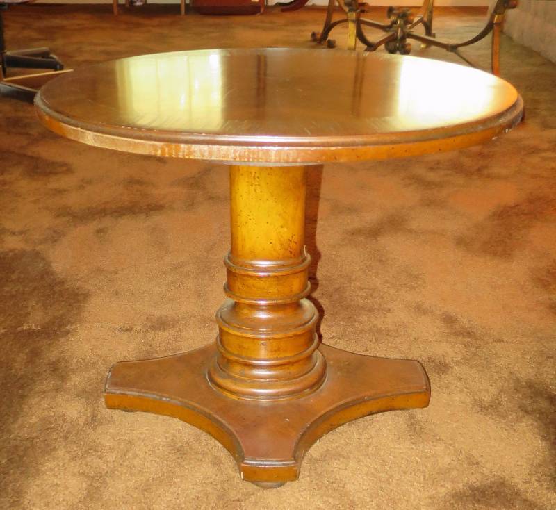lot 18 image: Nice Side Table