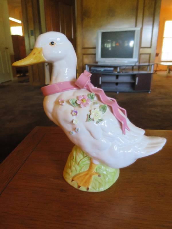 lot 125 image: Ceramic Duck
