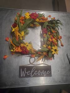 lot 442526 image: Door Wreath With Welcome Sign