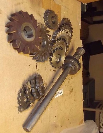 lot 1799 image: Cincinnati Horizontal milling machine  Carbide cutting discs and arbor