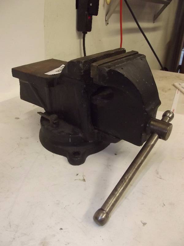 lot 1806 image: 5 Swivel base Bench Vise