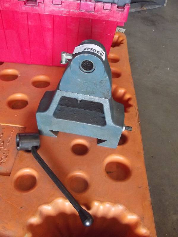 lot 1824 image: HORIZONTAL MILLING MACHINE ARBOR SUPPORT