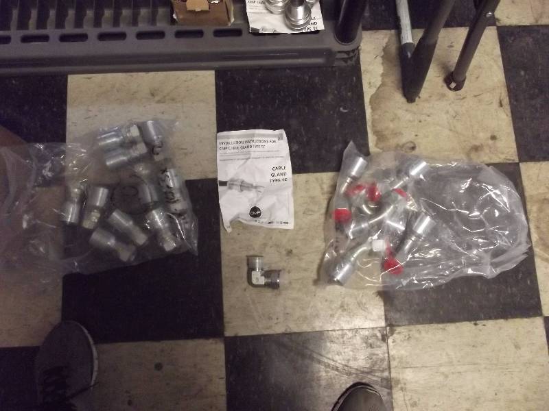 lot 1827 image: Hydraulics hose fittings