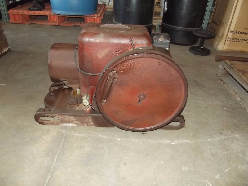 lot 95 image: International Harvest  IHC Hit & Miss Engine