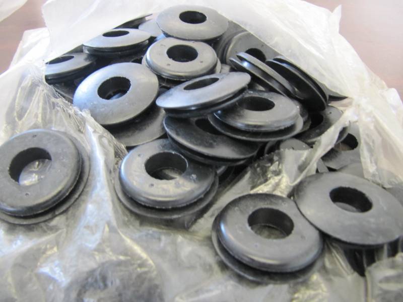 lot 683 image: 100 GLADHAND RUBBER SEALS