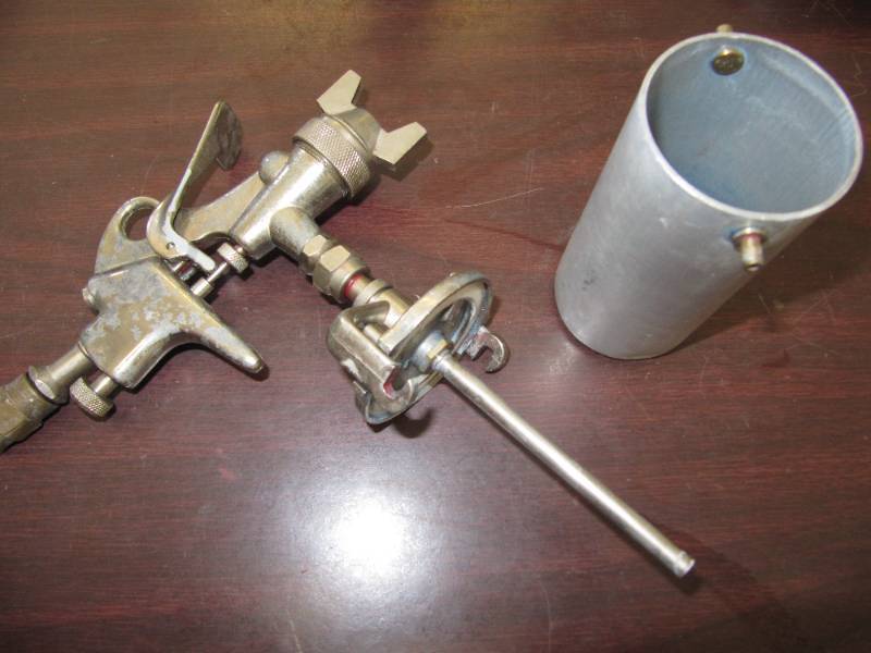 lot 706 image: SMALL PAINT GUN