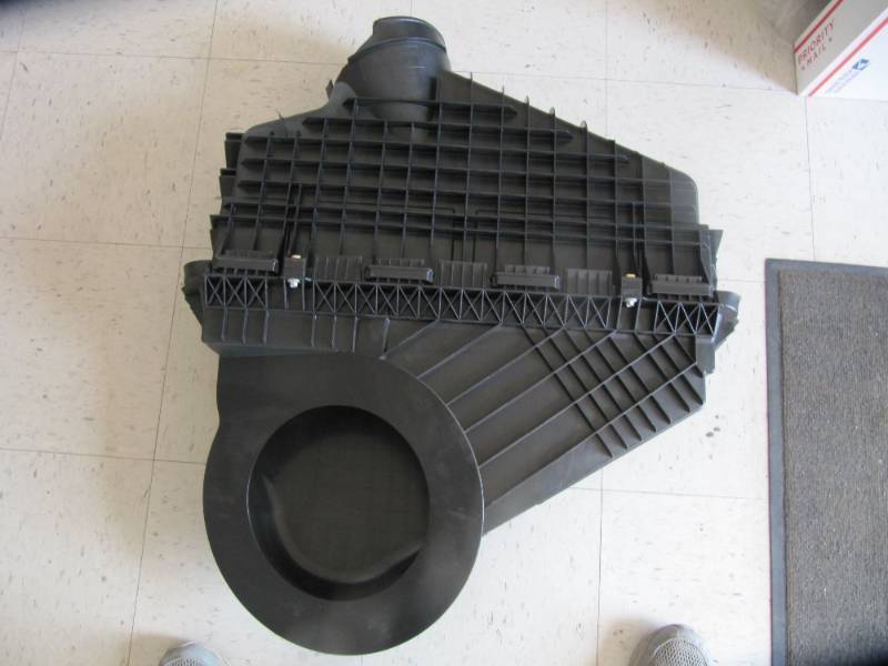 lot 1088 image: This is a new OEM FREIGHTLINER AIR CLEANER ASSEMBLY FOR DETROIT, PART #03-42776-000 DAMAGE Housing