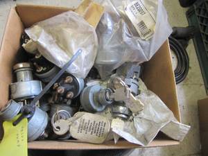 lot 3165 image: BOX OF IGNITION SWITCHES