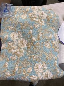 lot 2225 image: Floral Pillow Shams