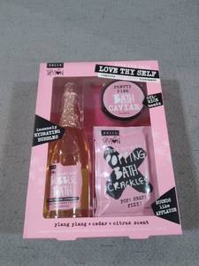 lot 9535 image: HALLU LOVE THY SELF BUBBKE BATH GIFT SET