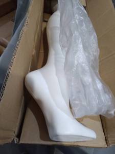 lot 9850 image: WHITE MANNEQUIN LEG