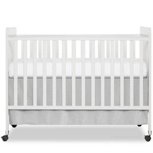 lot 8799 image: Dream On Me Classic 3-in-1 Convertible Crib - White