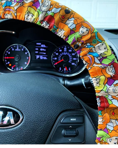 lot 41994 image: Scooby Doo and the gang stretch steering wheel cover