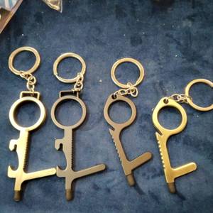 lot 48989 image: No Touch Key Chain Helper  4 pack 2 large 2 small see pics