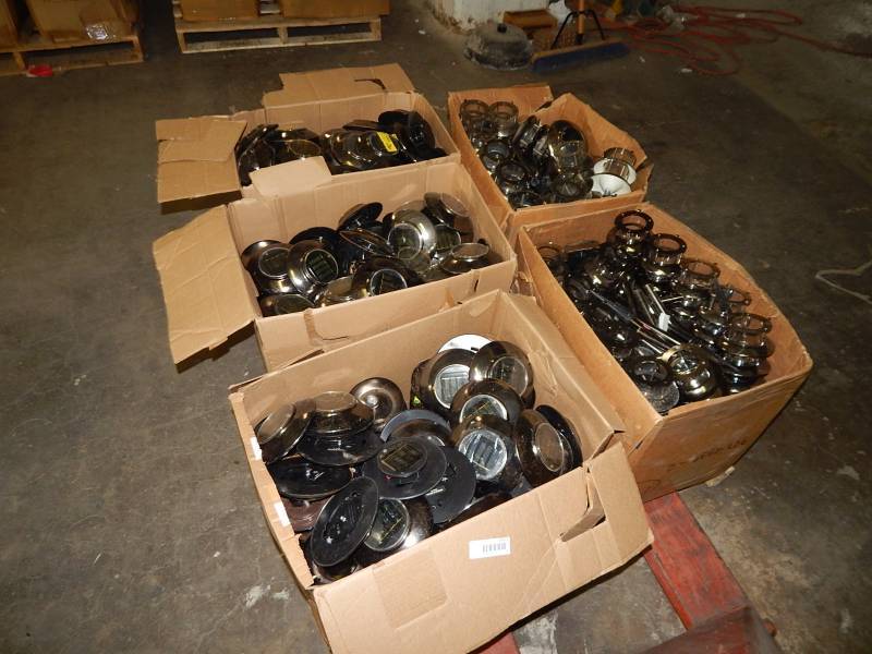 lot 2111 image: Large Lot of LED Pathway Accent Lights