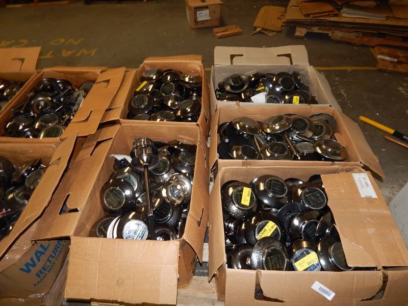 lot 2112 image: Large Lot of LED Pathway Accent Lights