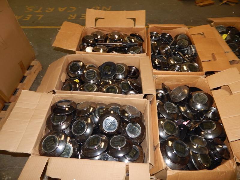 lot 2113 image: Large Lot of LED Pathway Accent Lights
