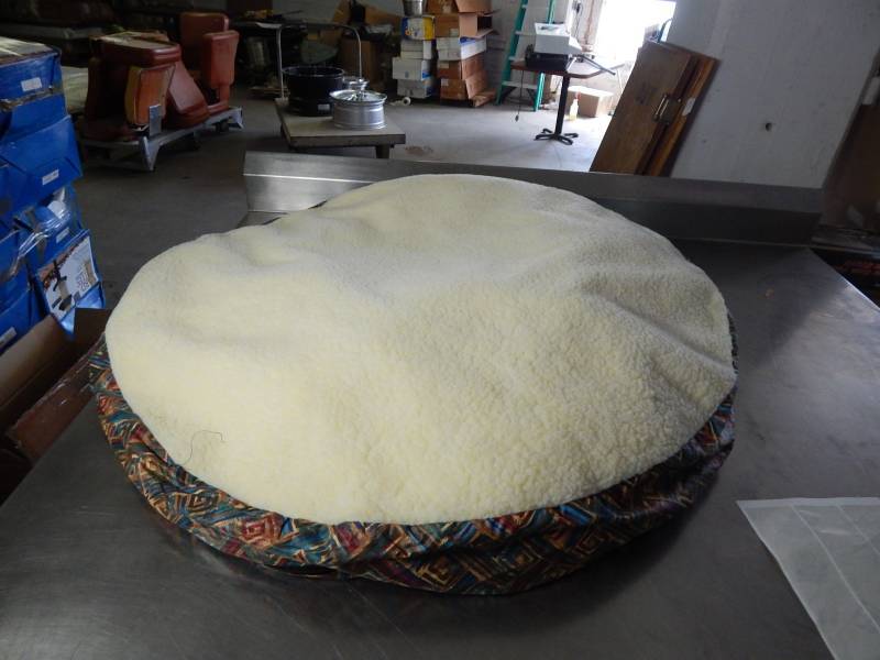 lot 2118 image: Large Dog Bed