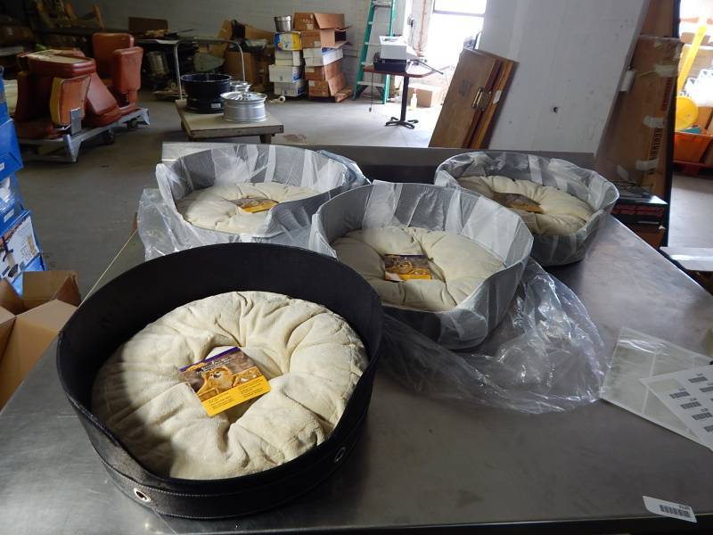 lot 2120 image: Lot of Cozy Pet Round Pet Bed For Small Dogs and Cats