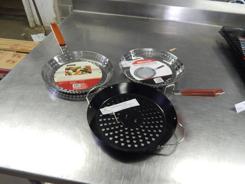 lot 2141 image: Lot of Grilling Skillets