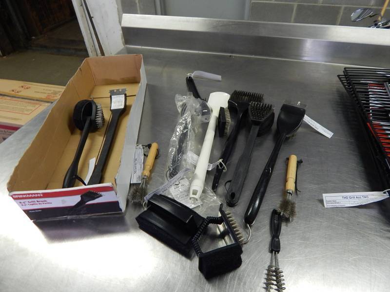 lot 2143 image: Lot of Grill Wire Brushes