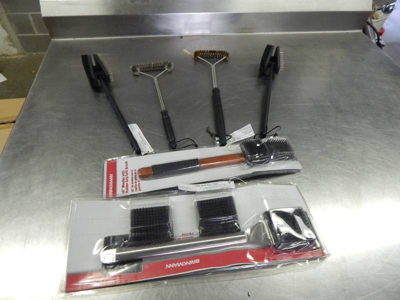 lot 2149 image: Lot of Grill Wire Brushes