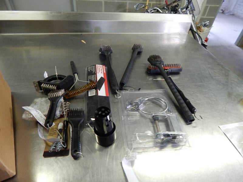 lot 2163 image: Lot of Misc Grill Tools