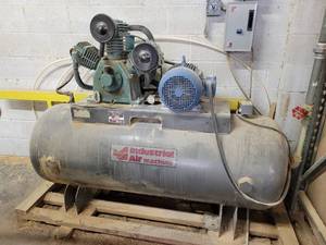 lot 24843 image: Industrial Air Compressor - MODEL E71