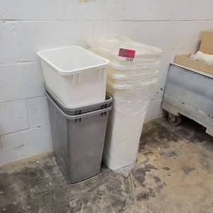 lot 24791 image: (5) White Trash Cans (2) Gray Trash Cans