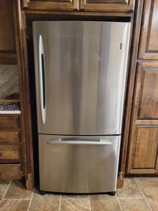 lot 36662 image: General Electric Refrigerator Model PDS22SCRBRSS