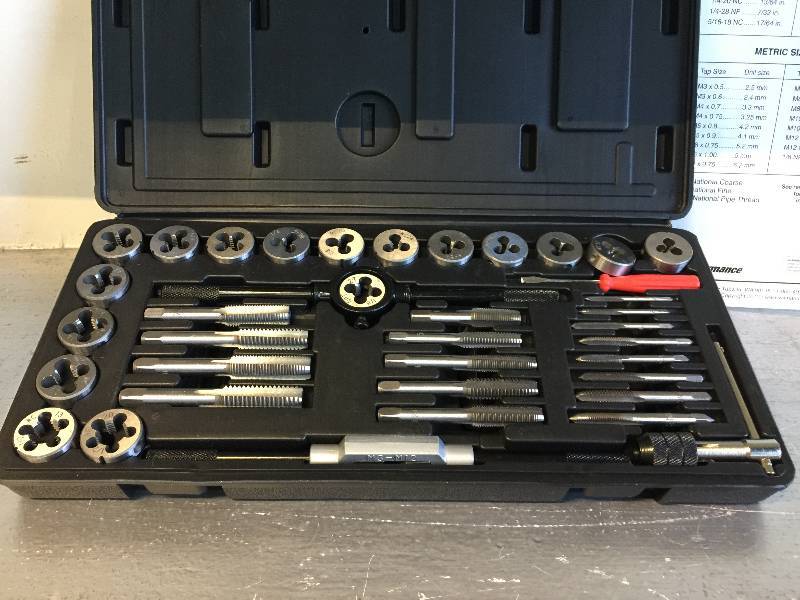 lot 2016 image: PERFORMANCE TOOL  TAP & DIE SET