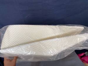 lot 53555 image: Wedge Pillow