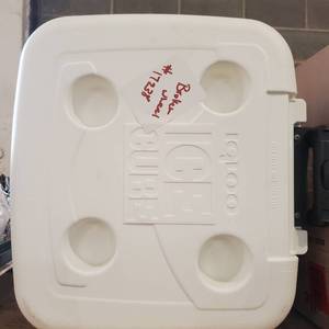 lot 55898 image: IGLOO ICE CUBE COOLER BROKEN WHEEL
