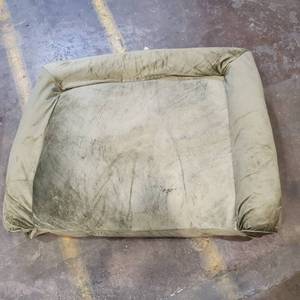 lot 1560 image: L XL DOG BED GREEN