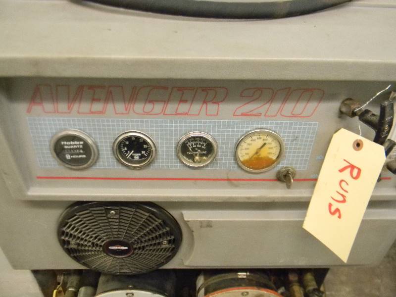 lot 312 image: Century 400 Avenger 210 Truck Mount