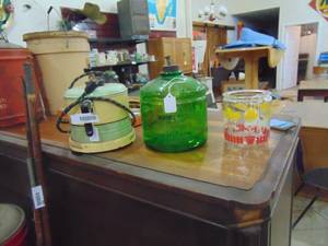 lot 3884 image: Oil Jar - Popcorn Popper and display jar