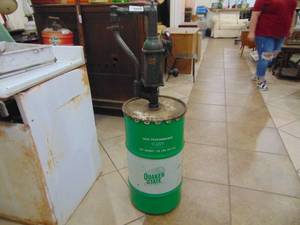 lot 3886 image: Quaker State Oil Can with Quaker State Pump