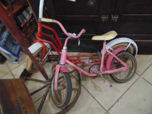 lot 3889 image: Childs Bike and Scooter