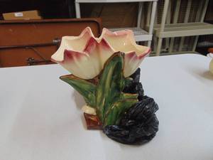 lot 3912 image: Hull 98 vase, small chip on top