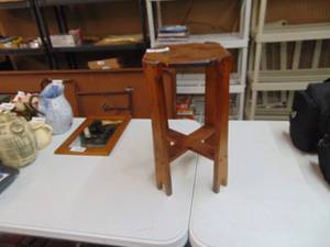 lot 3917 image: Wooden Plant Stand