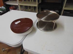 lot 3937 image: Lazy Susan and Plastic Trays
