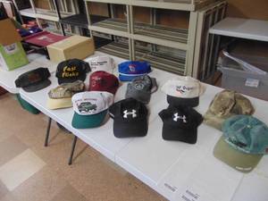 lot 3954 image: Box of Hats KU, Bethel