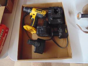 lot 3966 image: Dewalt DC742 38 drill with Charger and 3 batteries - charger does not work 