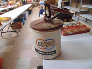 lot 3978 image: 5 Gallon Coop Grease Dispenser