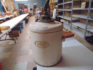 lot 3979 image: 5 Gallon Graco Cahmpion Gear Lubricator