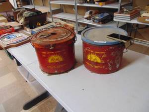 lot 3980 image: 2 - 3 Gallon Lesh Gease Cans