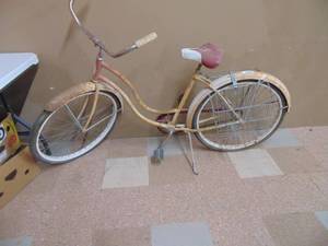 lot 3987 image: Ladies Schwinn Bike with Rear Baskets