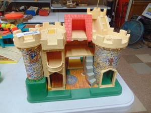 lot 3989 image: Fisher Price Castle