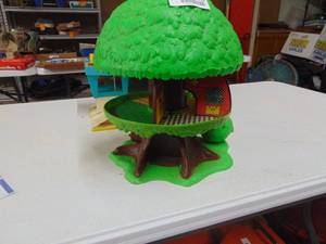 lot 3990 image: Fischer Price Tree House